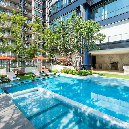 Silq Hotel & Residence, Managed By The Ascott Limited Банкок Екстериор снимка The swimming pool at the hotel