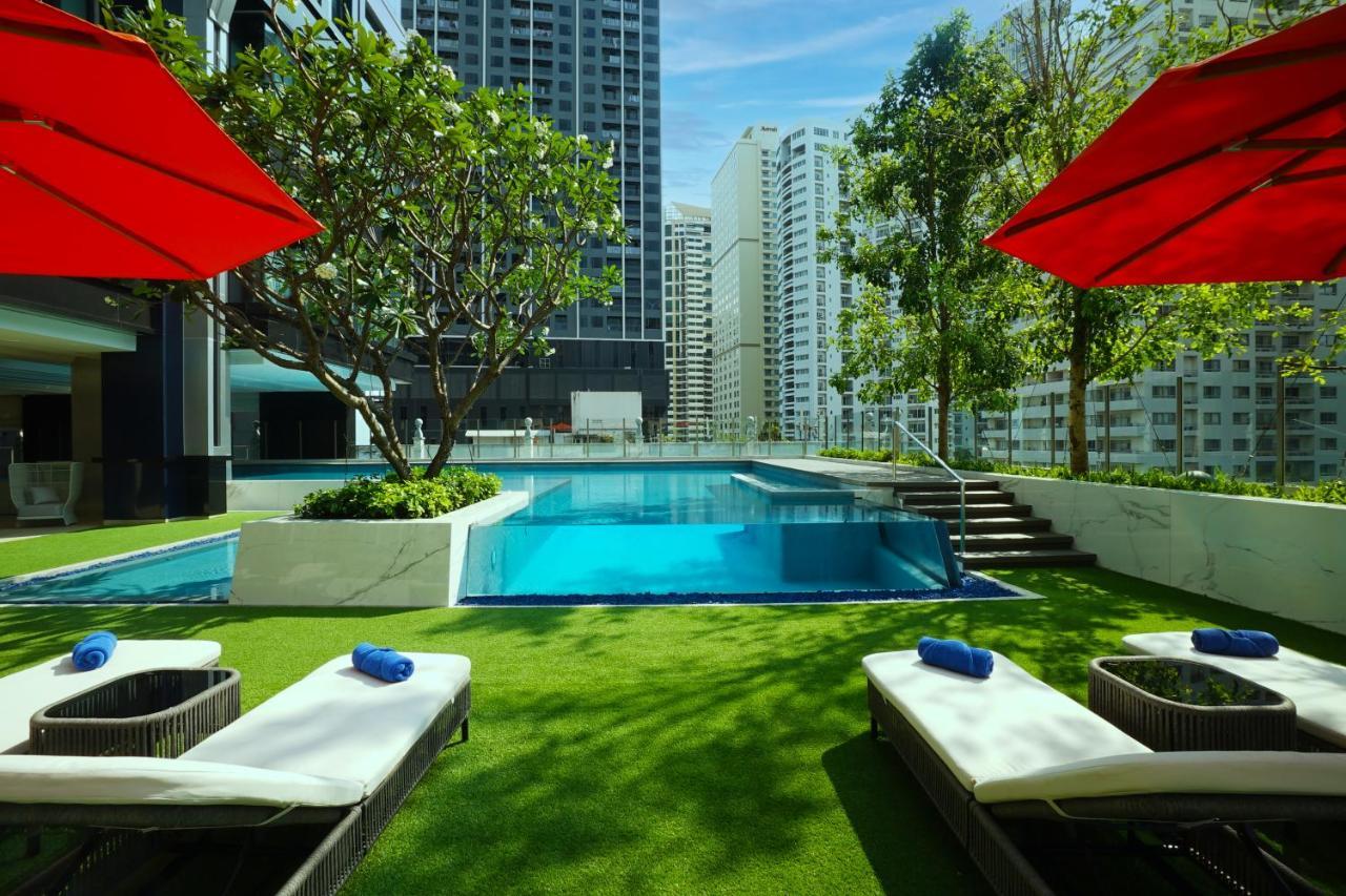 Silq Hotel & Residence, Managed By The Ascott Limited Банкок Екстериор снимка The pool at the hotel