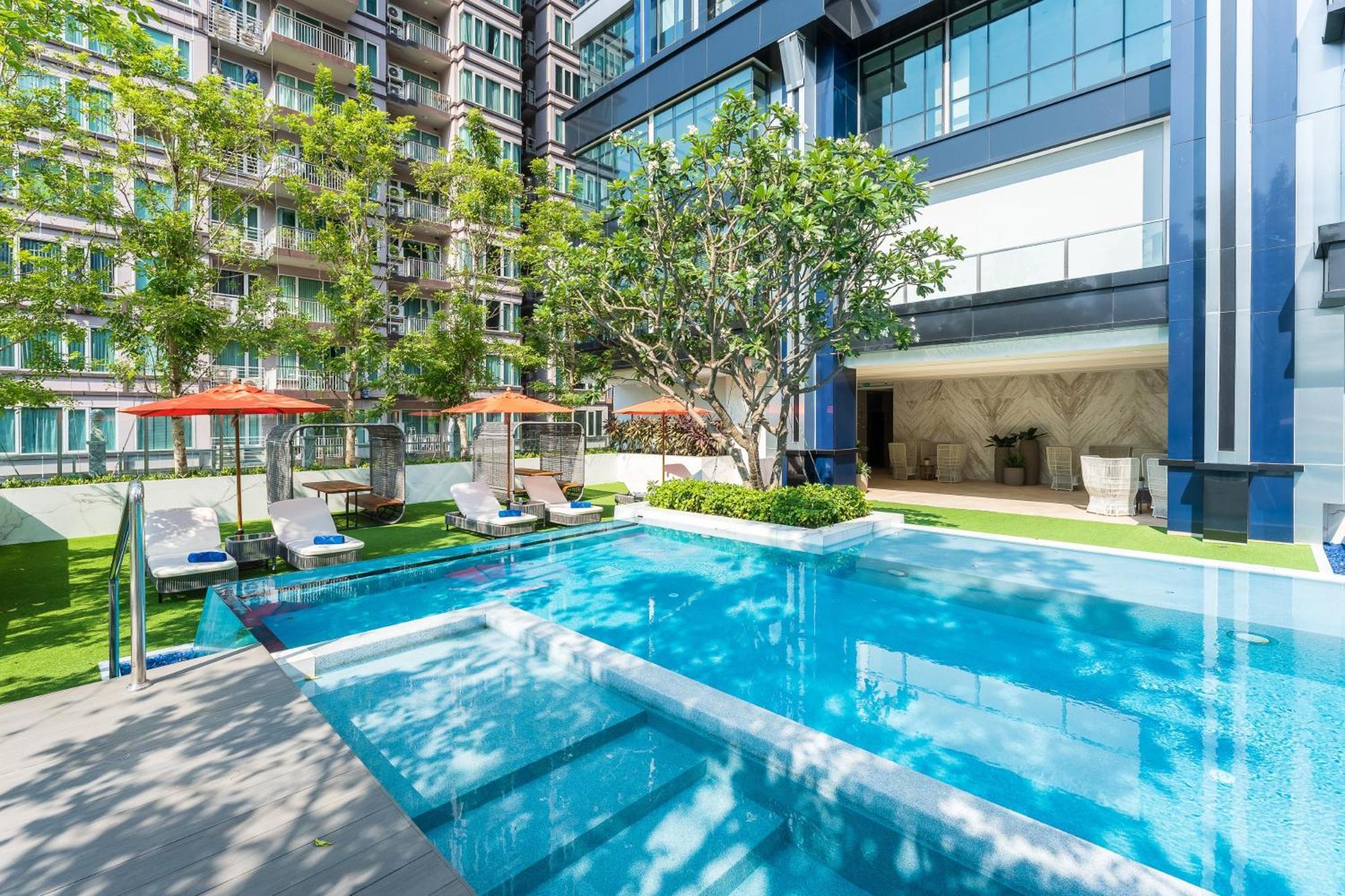 Silq Hotel & Residence, Managed By The Ascott Limited Банкок Екстериор снимка The swimming pool at the hotel
