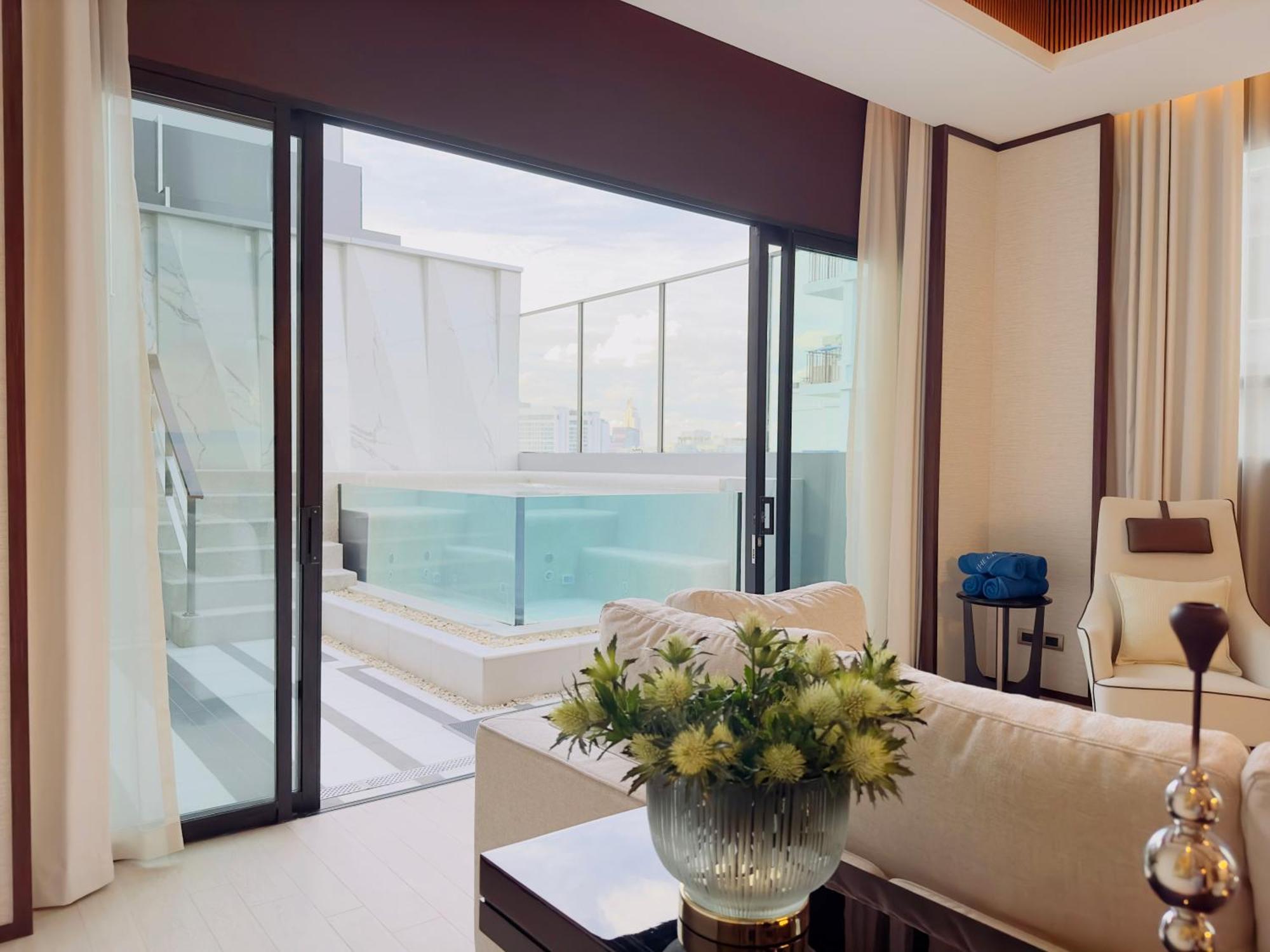 Silq Hotel & Residence, Managed By The Ascott Limited Банкок Стая снимка A living room with a sliding door