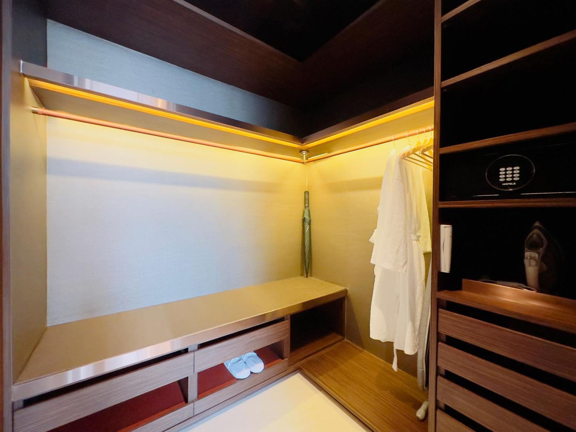 Silq Hotel & Residence, Managed By The Ascott Limited Банкок Стая снимка A walk-in wardrobe