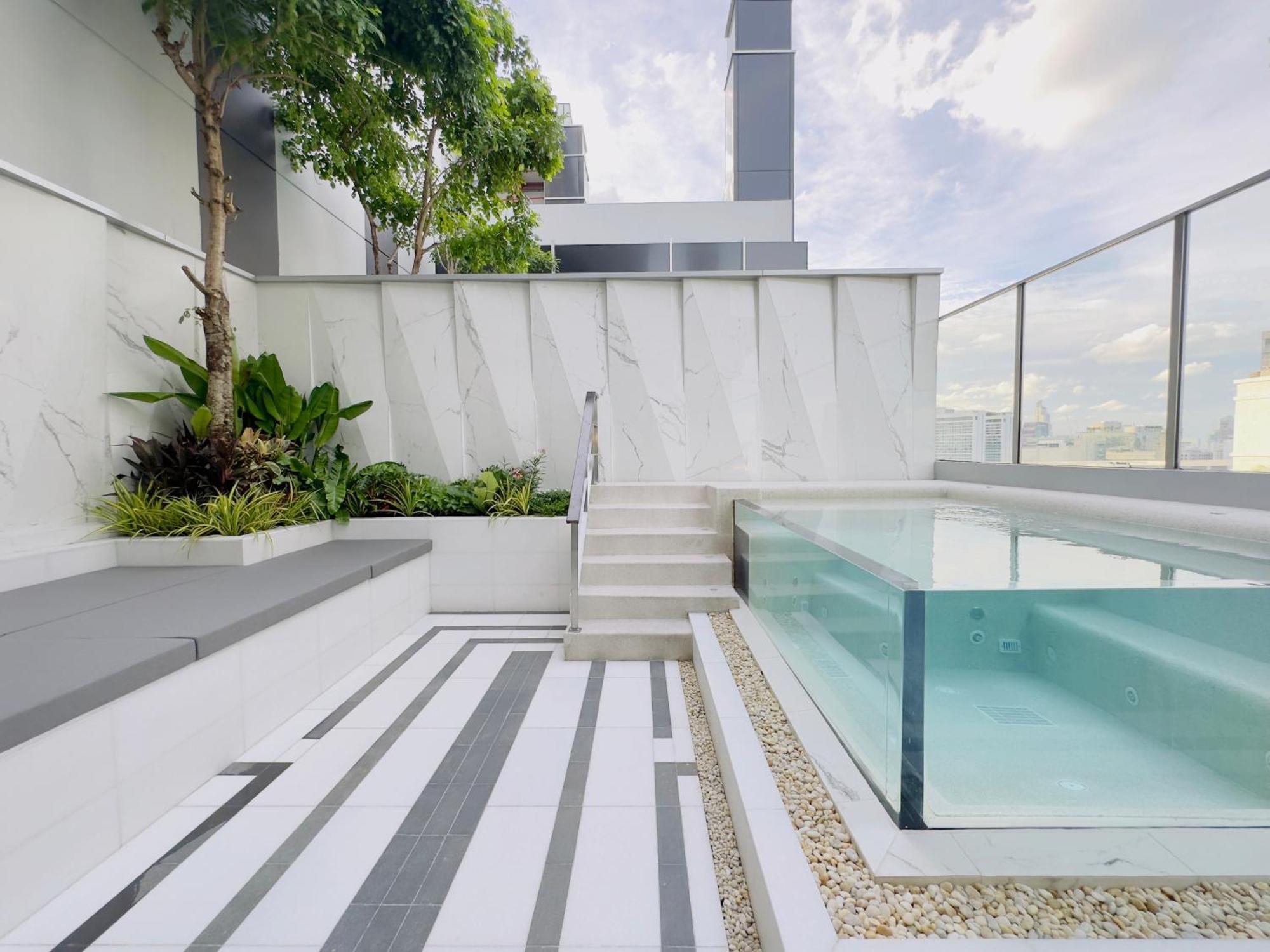 Silq Hotel & Residence, Managed By The Ascott Limited Банкок Стая снимка Rooftop pool at the hotel