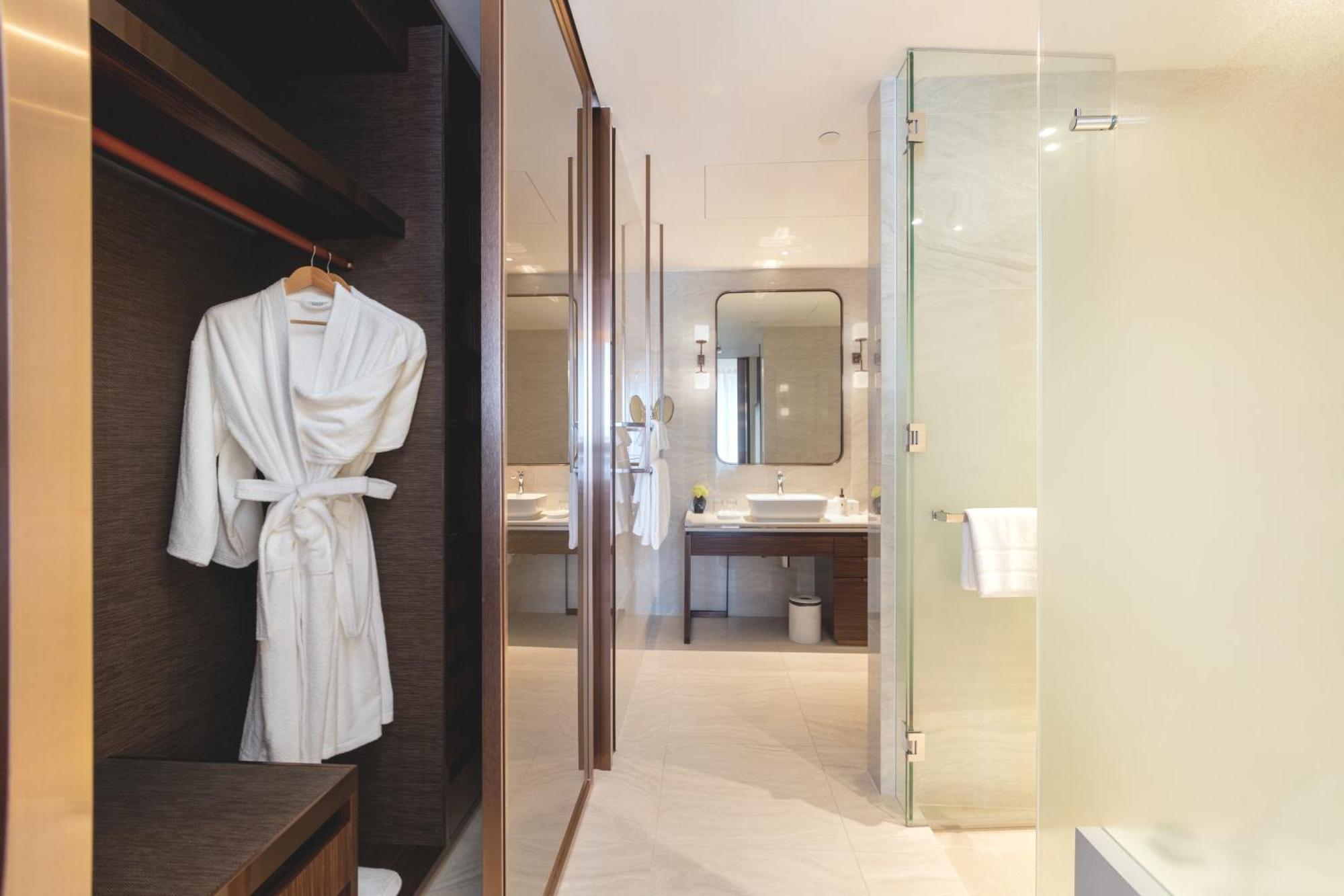 Silq Hotel & Residence, Managed By The Ascott Limited Банкок Стая снимка A bathrobe hanging on a hanger